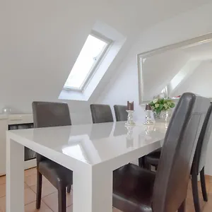 - 3 With Balcony - 20 Min Messe Dus 公寓